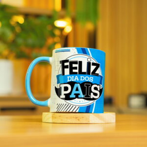 Caneca branca com alça azul, exibindo design 'Feliz Dia dos Pais' e bigode.