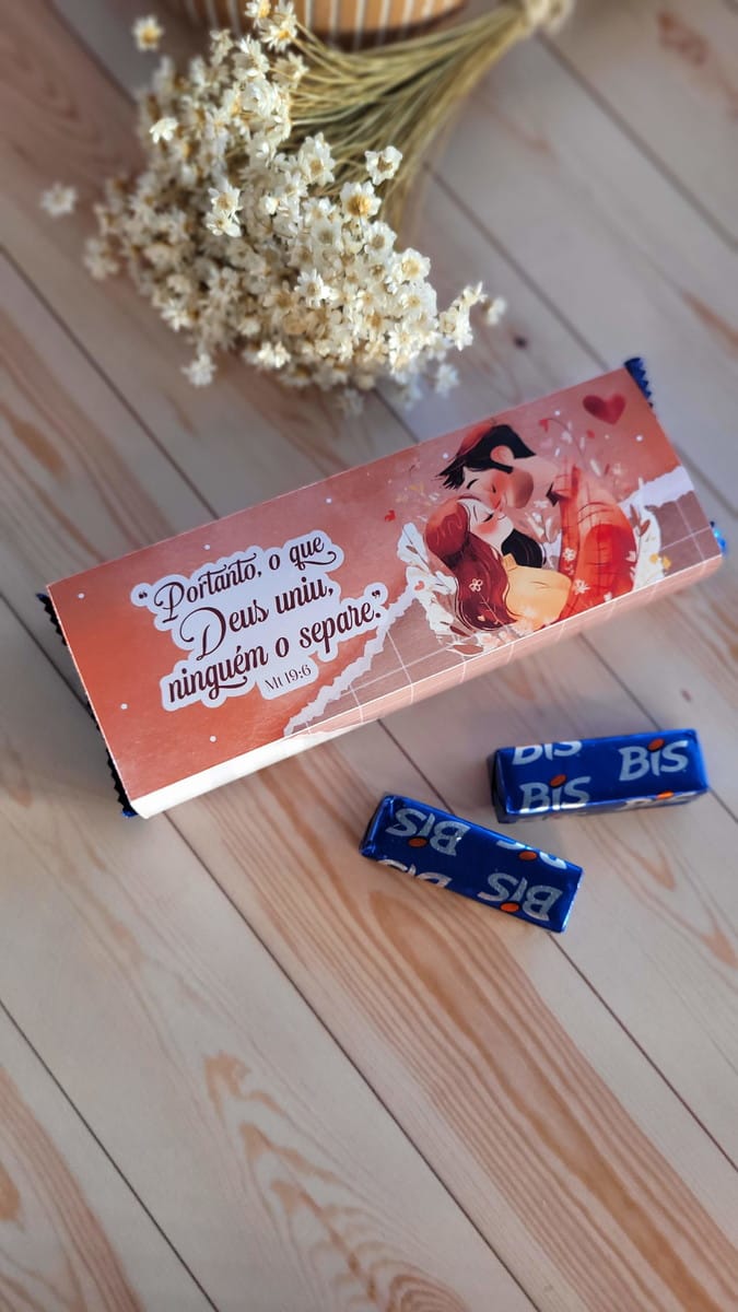 Baixe Kit Digital Dia dos Namorados com Mimos Aquarela 3 Arte digital de caixa personalizada com casal se beijando, citação religiosa e flores secas.