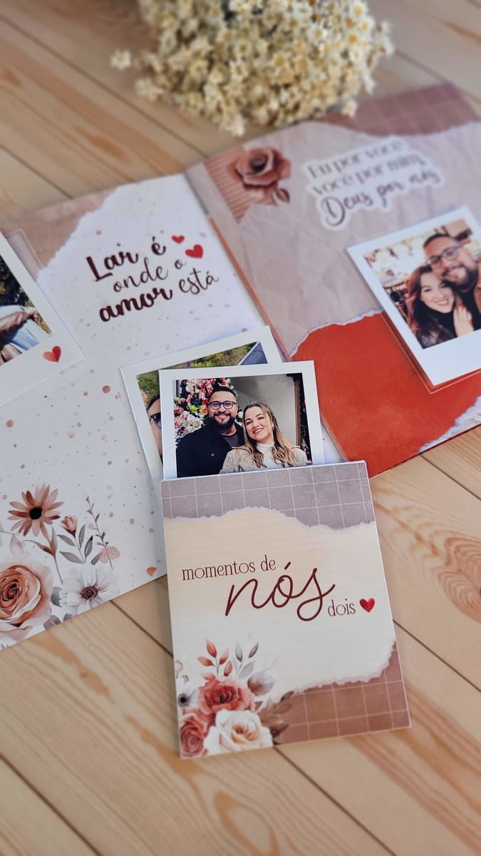 Baixe Kit Digital Dia dos Namorados com Mimos Aquarela 4 Arte digital de cartões com design floral, fotos de casal e frases românticas.