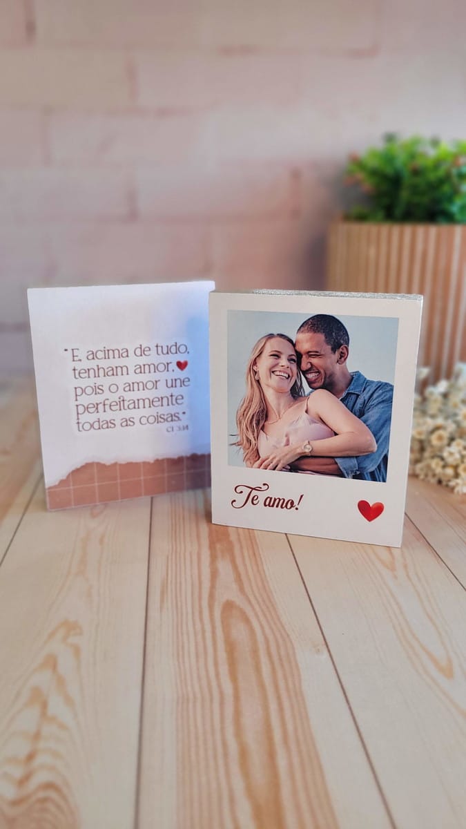 Baixe Kit Digital Dia dos Namorados com Mimos Aquarela 5 Duas artes digitais: uma com citação sobre amor, outra com foto de casal.