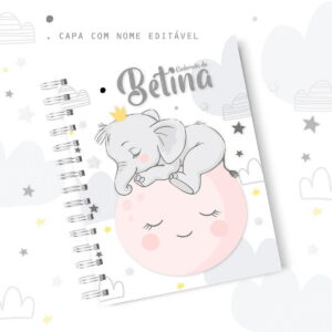 Capa de caderno com ilustração de elefante bebê dormindo na lua, nuvens e estrelas.