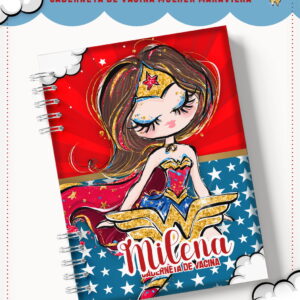 Caderno espiral ilustrado com desenho de super-heroína infantil sobre fundo vermelho e azul.