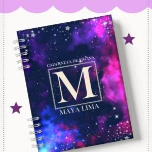 Capa de caderno com estampa de galáxia roxa e estrelas, espiral metálica visível.