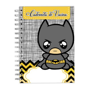 Caderno com capa ilustrada de personagem heroico estilizado e fundo quadriculado.