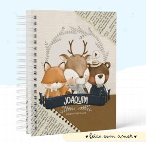 Caderno espiral com ilustrações de raposa, cervo e urso na capa.