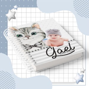 Caderneta personalizada com desenho de gato e foto de bebê usando touca cinza