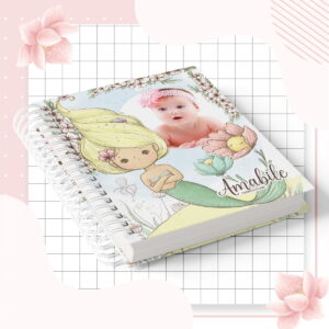 Caderno espiral com capa ilustrada de sereia, flores e foto de bebê.