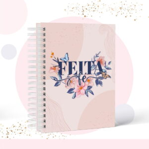 Arte digital de caderno com capa rosa, flores, borboletas e texto "FEITA de fé".