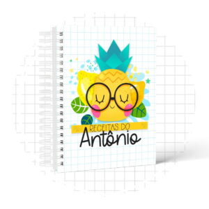 Caderno espiral com capa quadriculada ilustrada com abacaxi de óculos e texto.