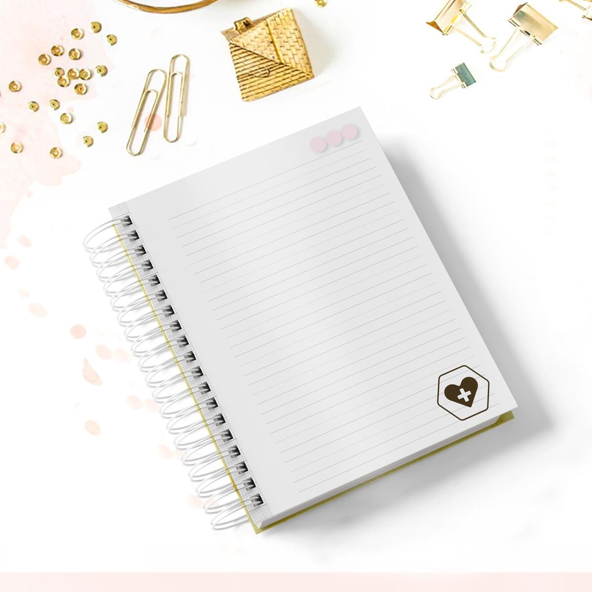 Caderno Digital Biomedicina pronto para Sublimação 2 Caderno espiralado com páginas pautadas, ícone de coração e materiais de escritório dourados.
