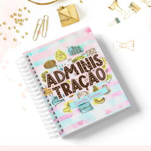Caderno espiral com capa personalizada de administração sobre fundo branco com materiais de escritório.