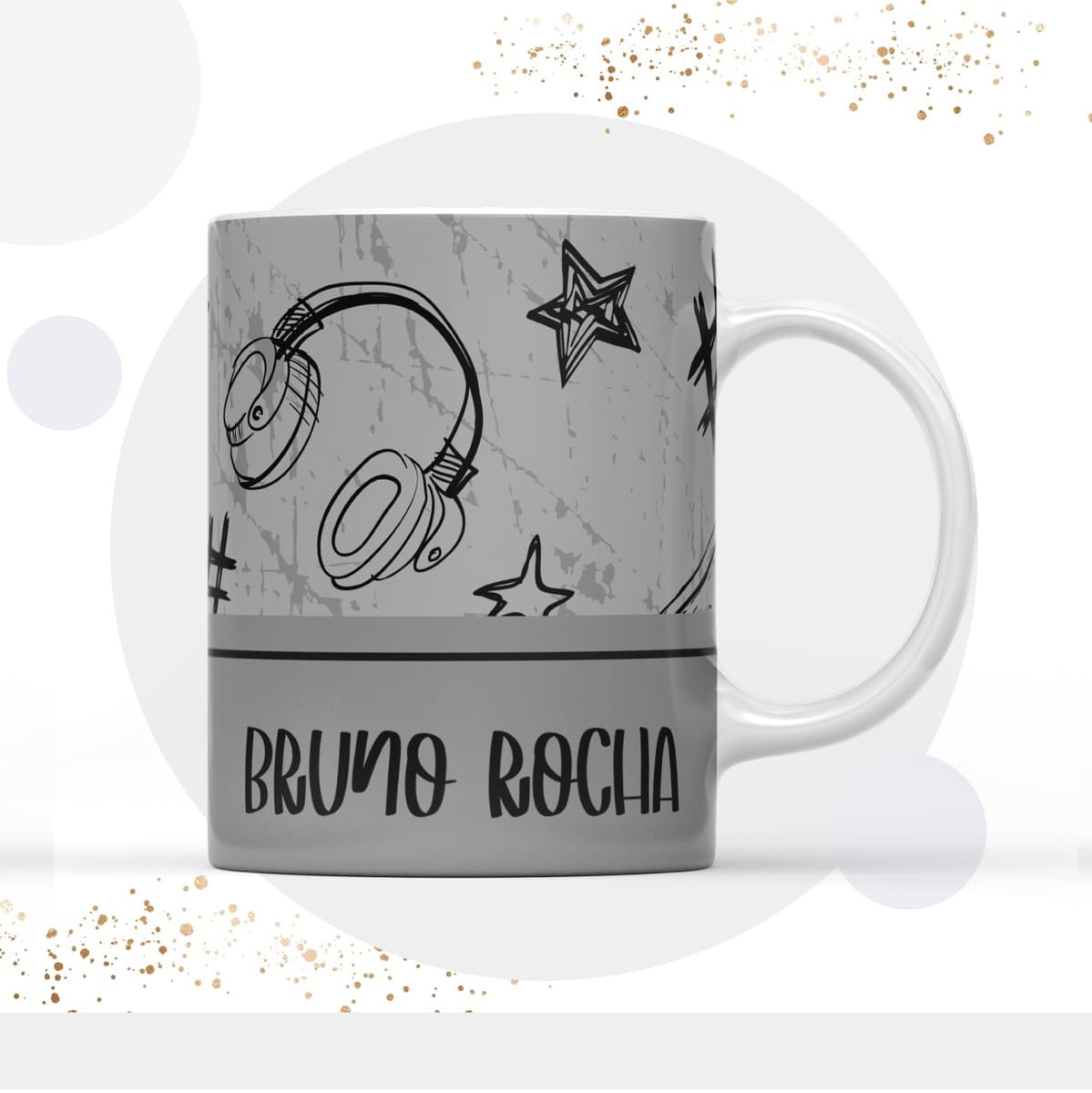 Caderno Digital Teen Menino Arquivo para Sublimacao 3 Caneca cinza com desenho de fones de ouvido, estrelas e nome personalizado escrito.