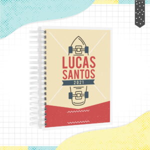 Caderno espiral com capa personalizada com tema de skate e texto vermelho.