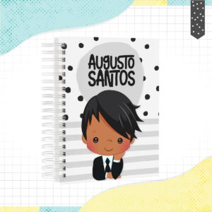 Caderno espiral com capa ilustrada de um menino e texto personalizado.