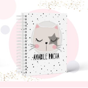 Caderno espiral com capa branca decorada com estampa de gatinho fofo.