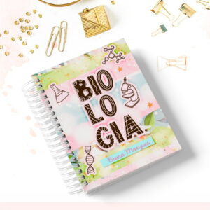 Design digital de capa de caderno de biologia com elementos científicos e cores pastel.