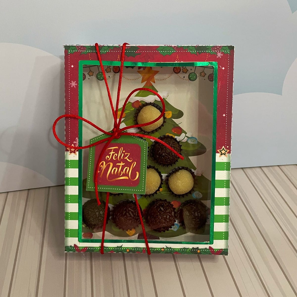 Caixa Árvore de Natal para Doces em PDF e Studio 2 Caixa de presente com doces em formato de árvore de natal decorada.