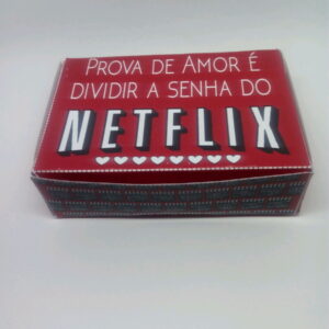 Arte digital para caixa vermelha com frase sobre compartilhar senha do Netflix.
