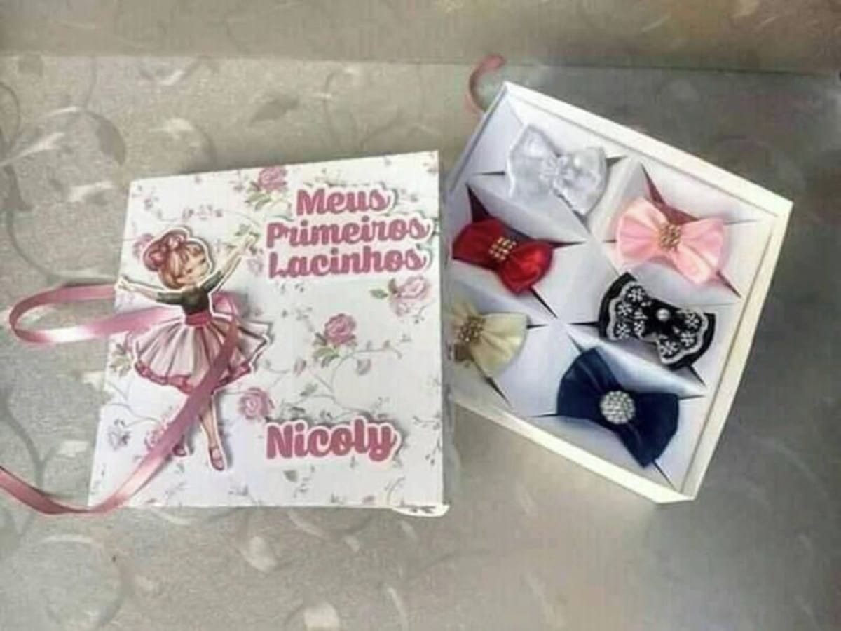 Caixa Lacinhos arquivo digital para corte e lembrancinha 1 Caixa aberta cheia de laços coloridos de cabelo com tampa decorada.