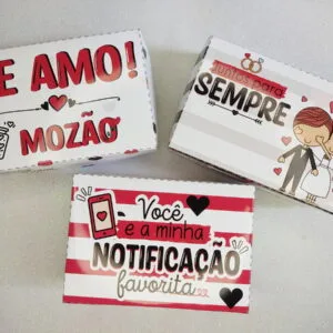 Três caixas decoradas com temas românticos e frases escritas em português.