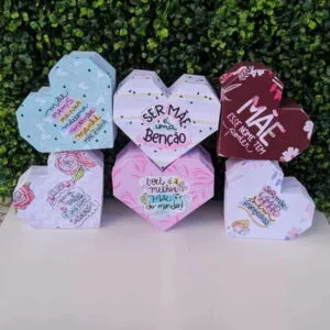 Caixas Corações Dia das Mães - Arquivo Digital 12 Seis caixas em formato de coração decoradas com mensagens e estampas variadas.