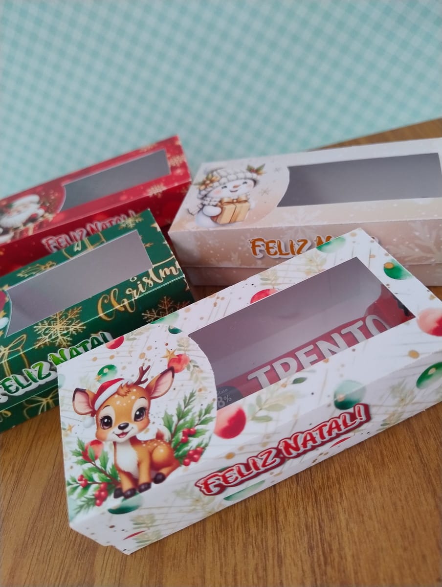 Caixinhas de Natal Vintage em PNG e PDF para Scrapbooking 3 Quatro caixas de presente de Natal com designs digitais de personagens festivos.