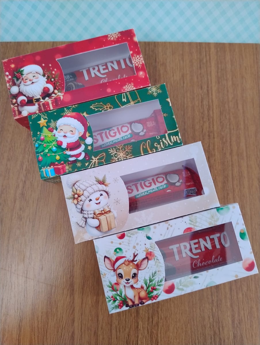 Caixinhas de Natal Vintage em PNG e PDF para Scrapbooking 4 Quatro caixas de presente natalinas com janelas, exibindo barras de chocolate e ilustrações festivas.