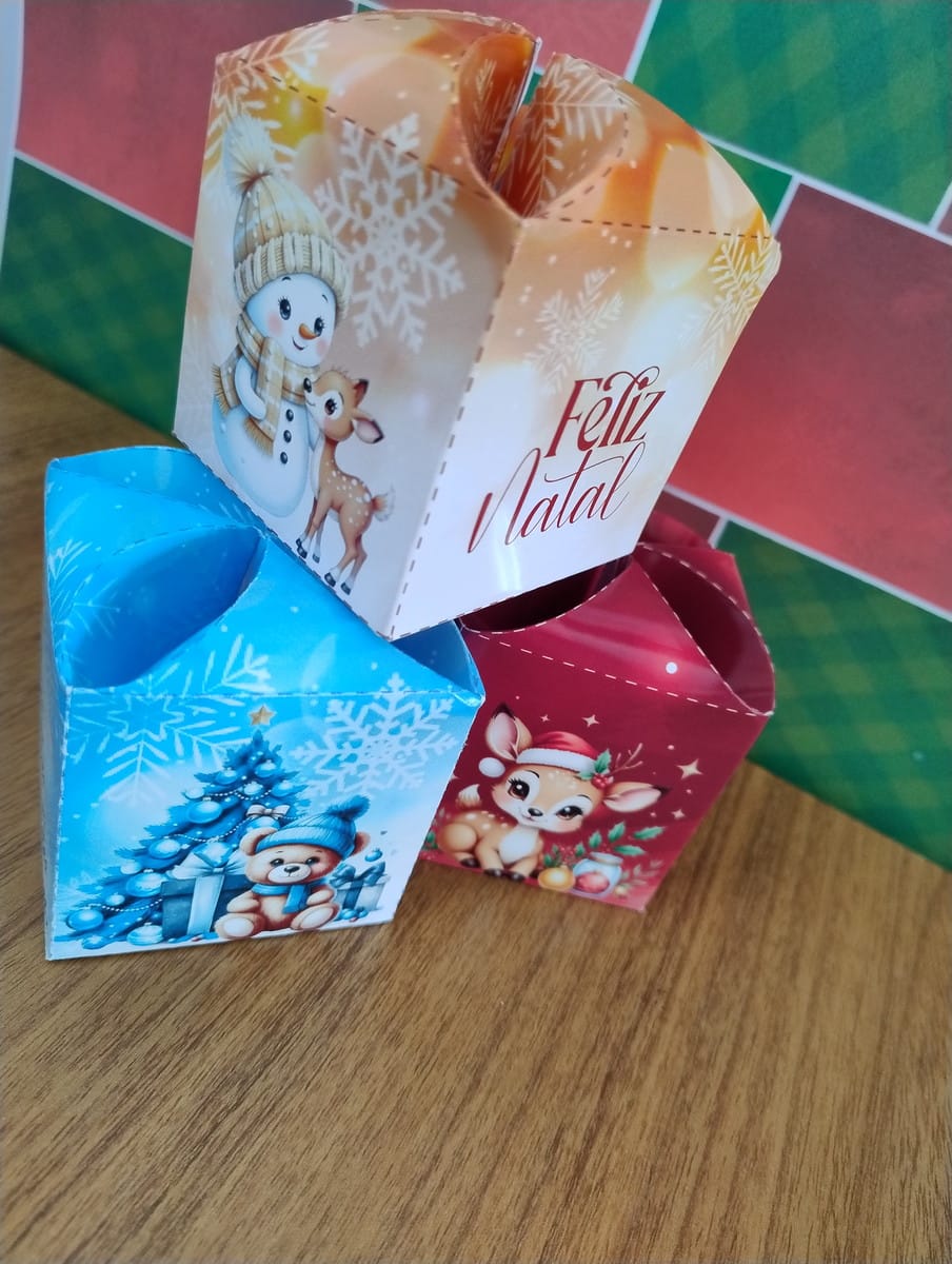 Caixinha de Bombom Natal PNG e PDF para Lembrancinhas 3 Três artes digitais natalinas com boneco de neve, rena, urso e árvore de Natal.