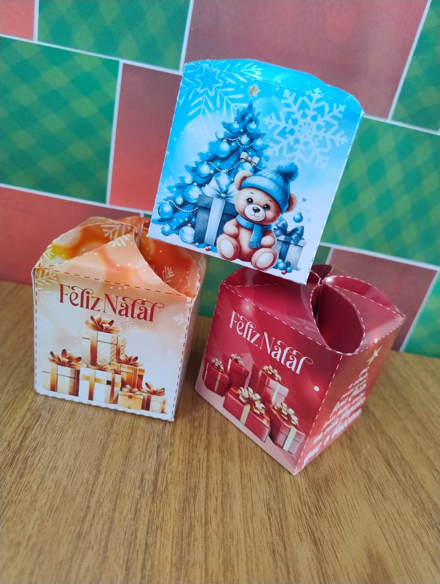 Caixinha de Bombom Natal PNG e PDF para Lembrancinhas 4 Designs digitais para caixas de Natal com temas festivos e coloridos.