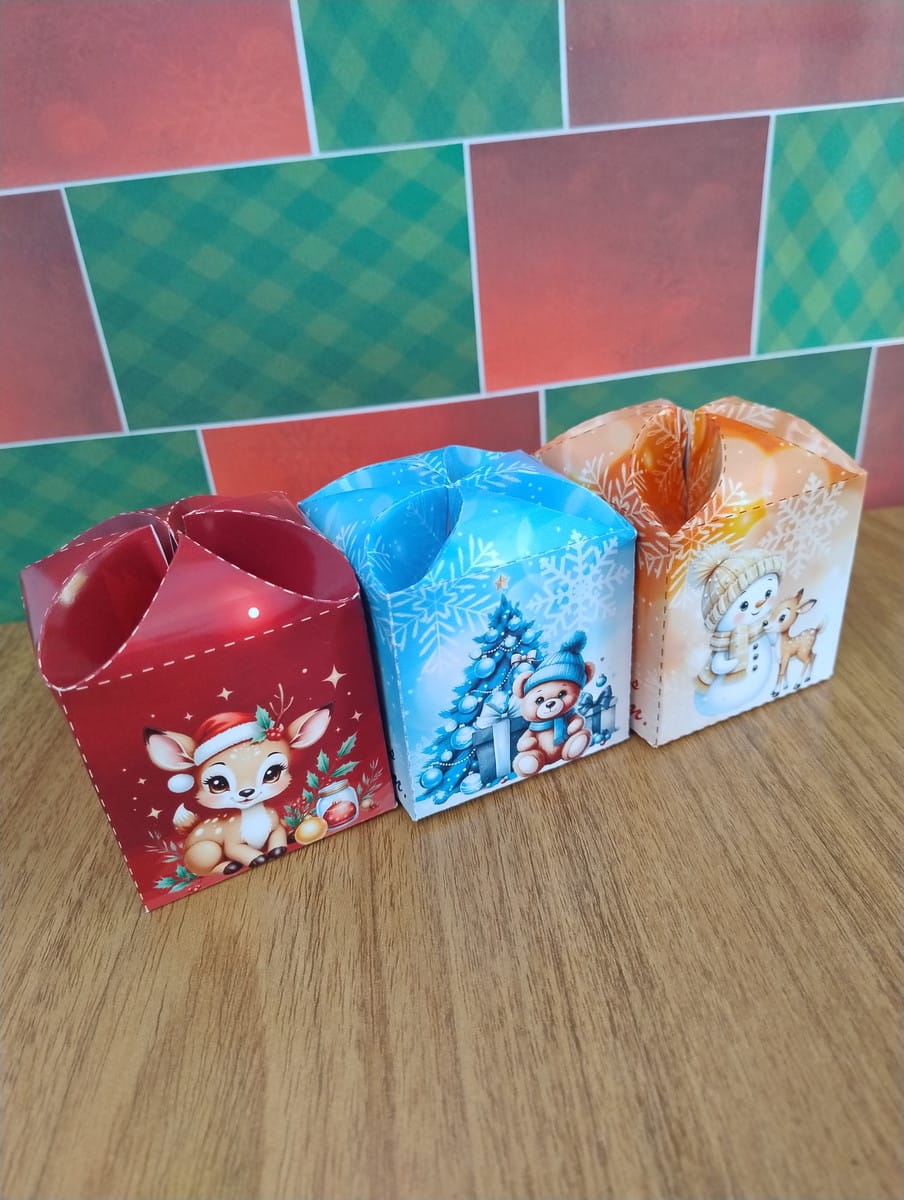 Caixinha de Bombom Natal PNG e PDF para Lembrancinhas 1 Três caixas decorativas com arte digital natalina de veado, urso e boneco de neve.