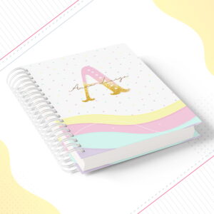 Caderno de capa dura com espiral branca e estampa de corações coloridos pastéis.