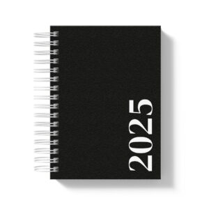 Agenda preta espiral com "2025" em branco, arte digital.