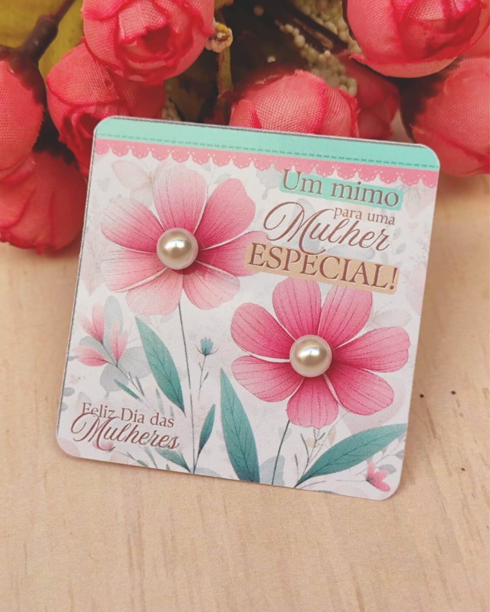 Card Brinco Dia das Mulheres com borboletas e flores 2 Cartão decorado com flores cor-de-rosa, pérolas, e mensagens para o Dia das Mulheres.