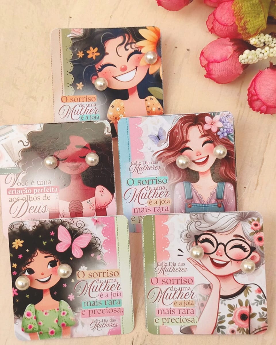 Card Brinco Dia das Mulheres com borboletas e flores 3 Cinco cartões com arte digital de mulheres sorridentes, exibindo brincos de pérola.