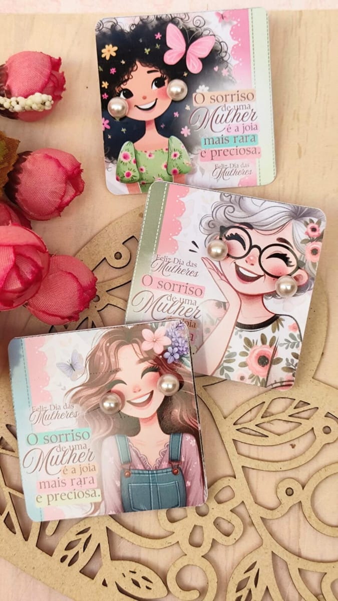 Card Brinco Dia das Mulheres com borboletas e flores 4 Três artes digitais de mulheres sorrindo com pérolas, exibindo frases motivacionais.