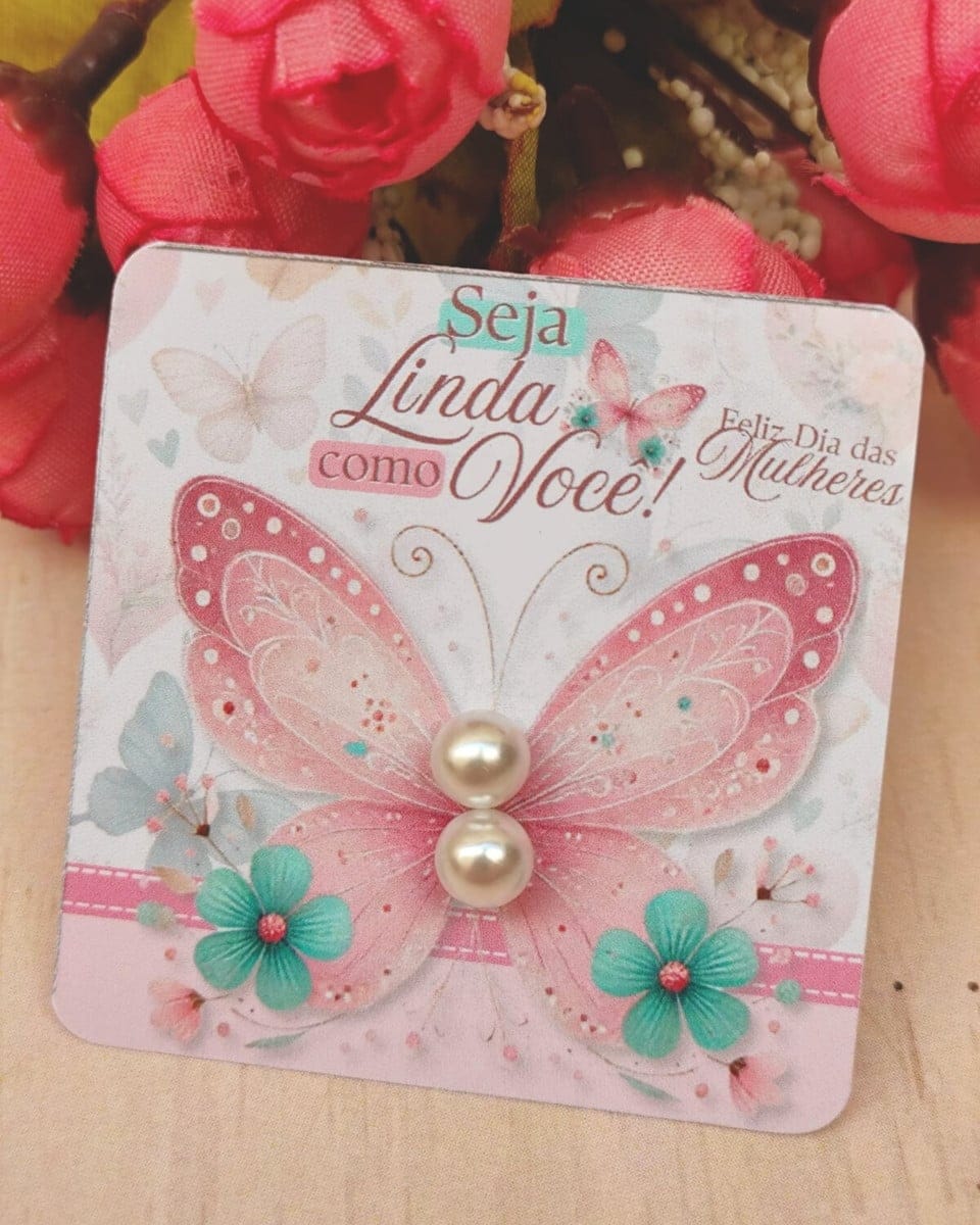 Card Brinco Dia das Mulheres com borboletas e flores 1 Arte digital de cartão com borboleta rosa, pérolas e mensagem "Seja Linda como Você!".