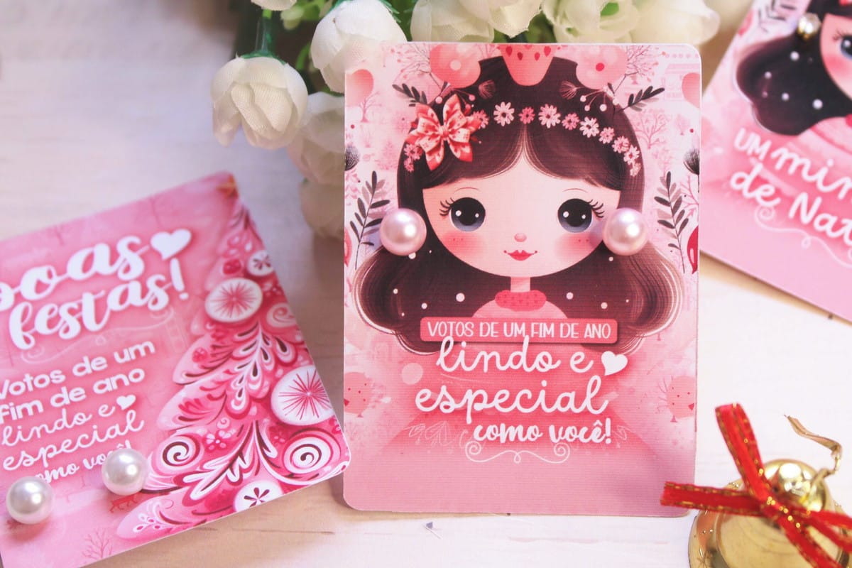 Card Natal para Brincos Rosa com 8 Modelos A4 3 Cartões rosa com ilustração de menina e pérolas decorativas.