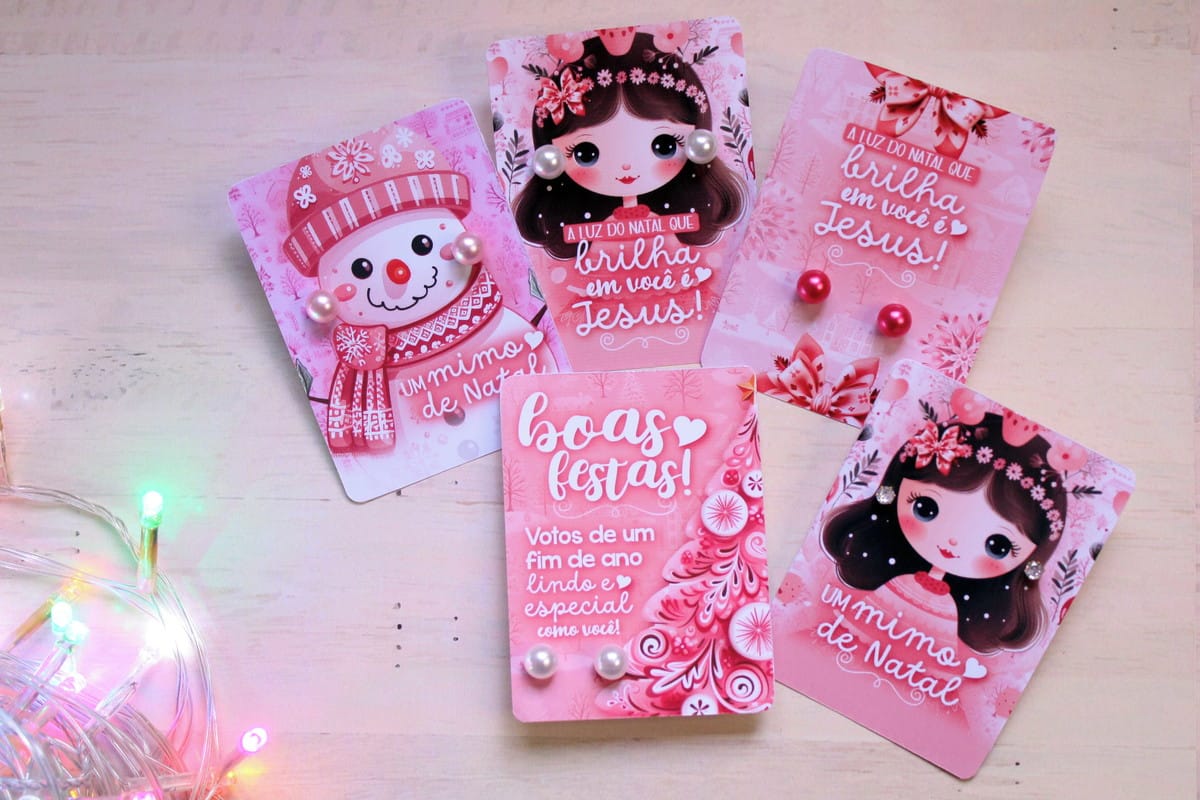 Card Natal para Brincos Rosa com 8 Modelos A4 4 Cinco cartões decorados em tons de rosa com ilustrações natalinas e brincos.