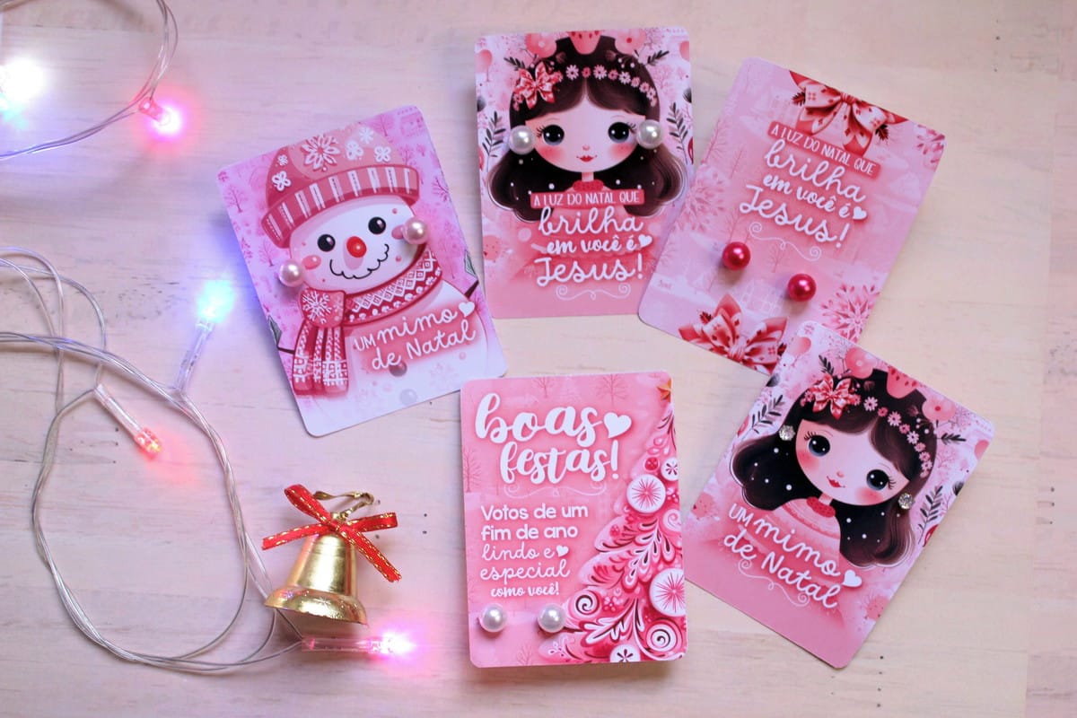 Card Natal para Brincos Rosa com 8 Modelos A4 1 Cinco cartões com temas natalinos em tons de rosa com brincos.