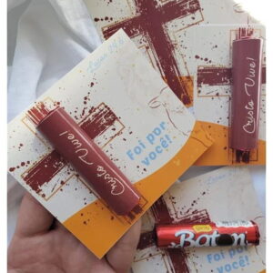 Design de cartões com cruz, texto e itens cilíndricos, incluindo um doce.