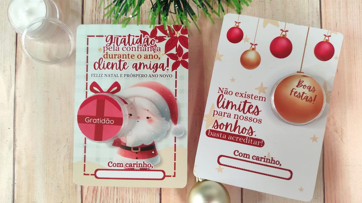 Card Pote Hidratante Natal em Aquarela PDF PNG e Canva 2 Dois cartões impressos com temas natalinos e pequenos potes redondos acoplados sobre uma mesa.