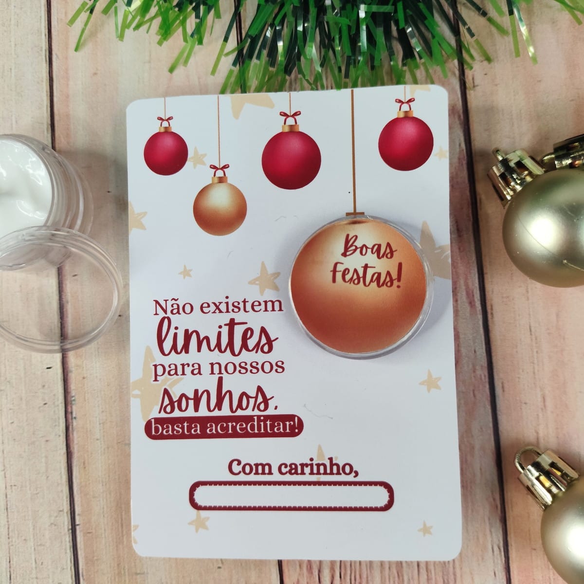 Card Pote Hidratante Natal em Aquarela PDF PNG e Canva 3 Cartão com tema de Natal contendo texto motivacional e ilustrações de bolas festivas.