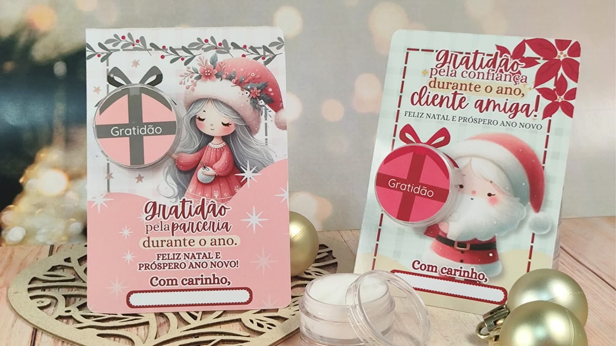 Card Pote Hidratante Natal em Aquarela PDF PNG e Canva 4 Dois cartões de Natal decorados com ilustrações fofas e pequenos potes redondos.