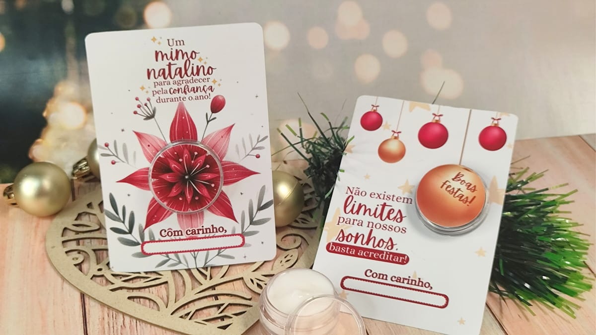Card Pote Hidratante Natal em Aquarela PDF PNG e Canva 5 Dois cartões de Natal decorados com textos e ilustrações temáticas sobre uma mesa.