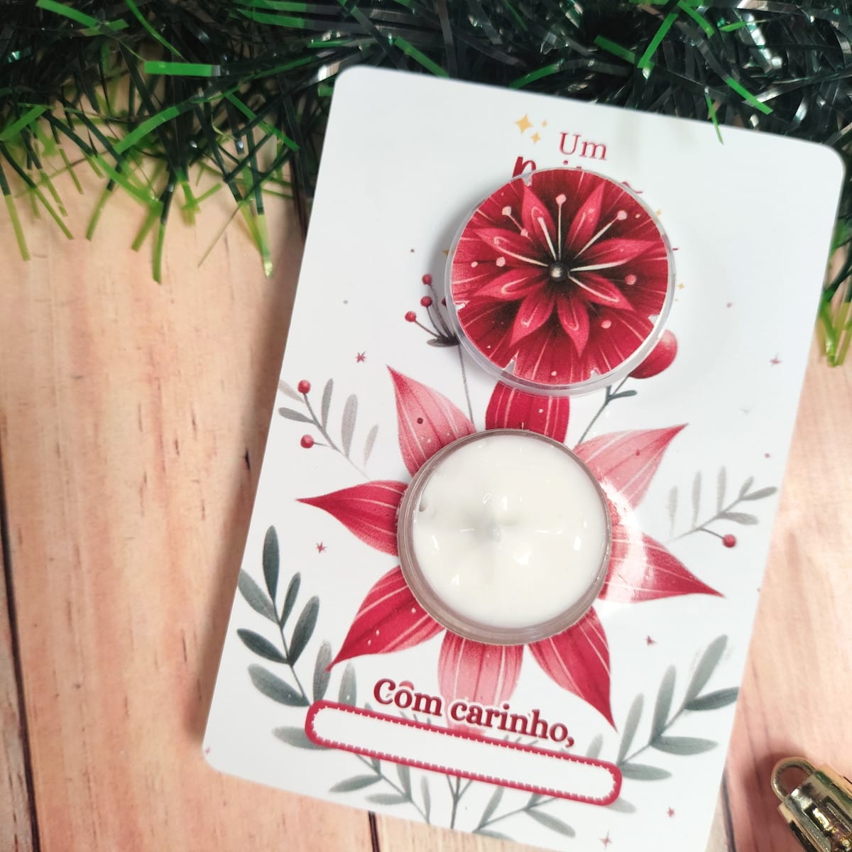 Card Pote Hidratante Natal em Aquarela PDF PNG e Canva 1 Cartão decorado com flor vermelha contendo dois pequenos potes cosméticos