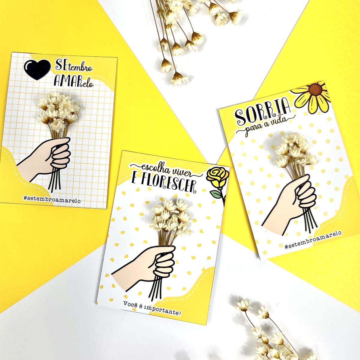 Card Setembro Amarelo PNG e PDF para Imprimir 1 Três artes digitais de cartões amarelos com ilustrações de mãos segurando flores brancas.