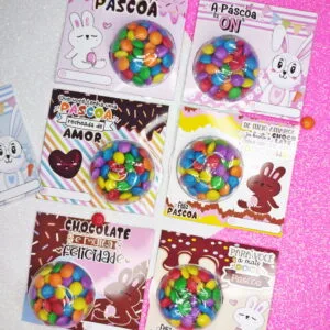 Cartão Colorete Páscoa - Arquivo Digital 32 Cartões de Páscoa coloridos com bolhas de acrílico cheias de confeitos de chocolate.