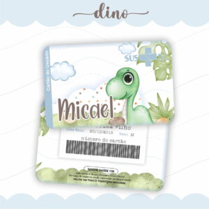 Cartão decorado com dinossauro verde sorrindo, nuvens e folhagens, contendo informações e um código.