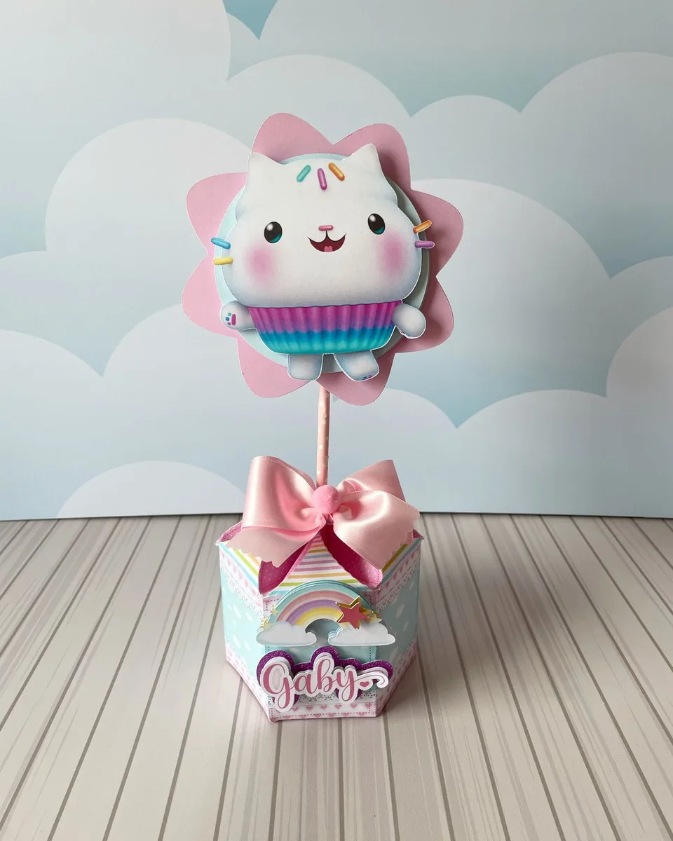 Centro de Mesa a Casa Mágica da Gabby Festa - Arquivo Digital 1 Topo de bolo personalizado com gatinho fofo e colorido sobre base decorada
