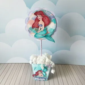 Topo de bolo decorativo com ilustração de sereia ruiva e calda verde